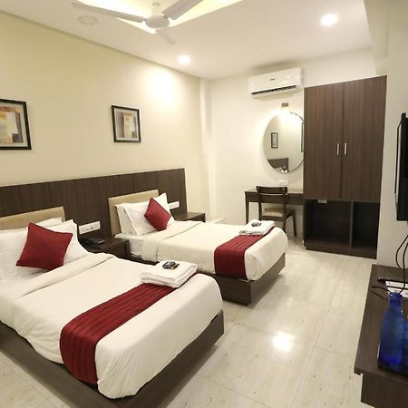 Hotel Privya Rooms And Banquet Surat Exterior photo