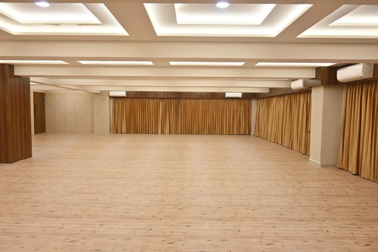 Hotel Privya Rooms And Banquet Surat Exterior photo