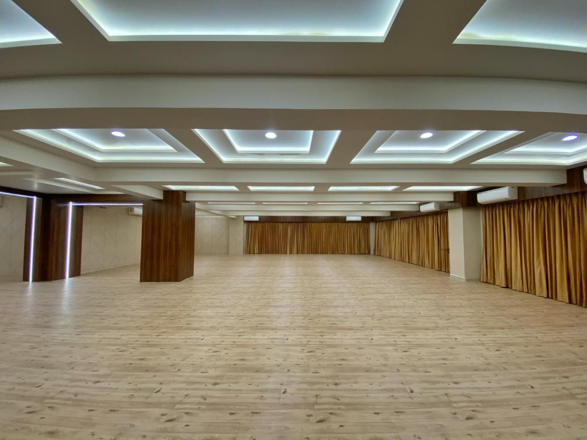 Hotel Privya Rooms And Banquet Surat Exterior photo