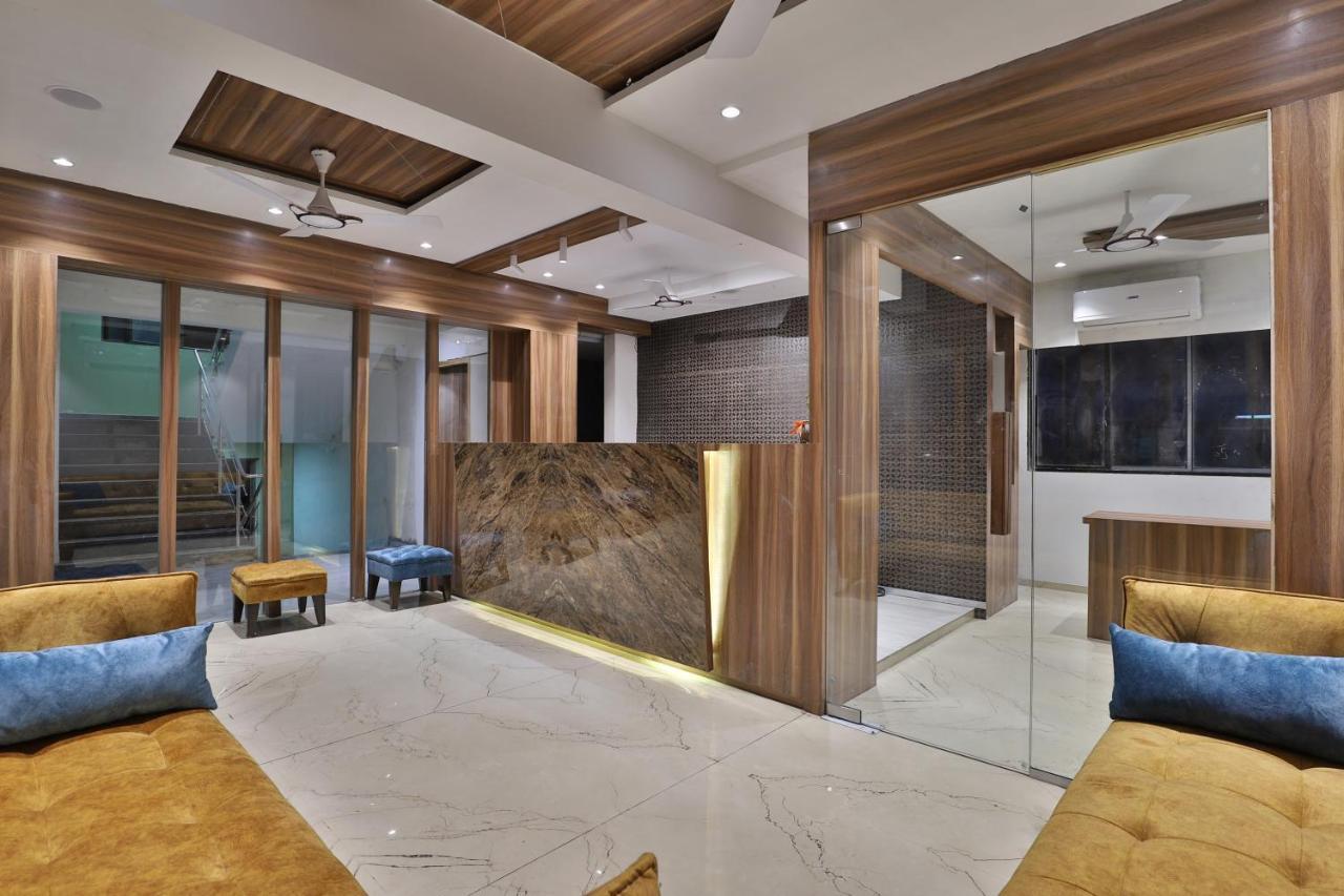 Hotel Privya Rooms And Banquet Surat Exterior photo