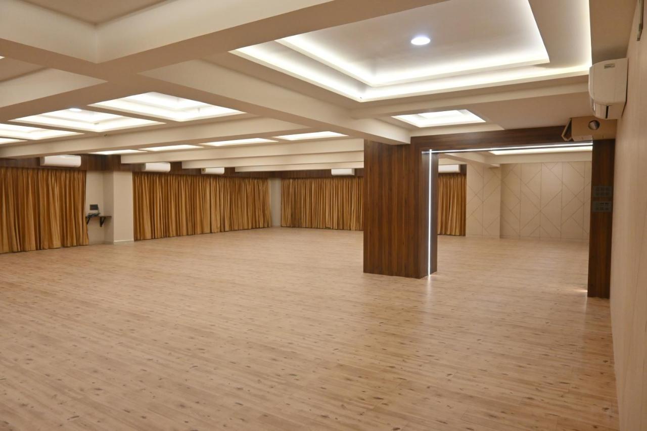 Hotel Privya Rooms And Banquet Surat Exterior photo