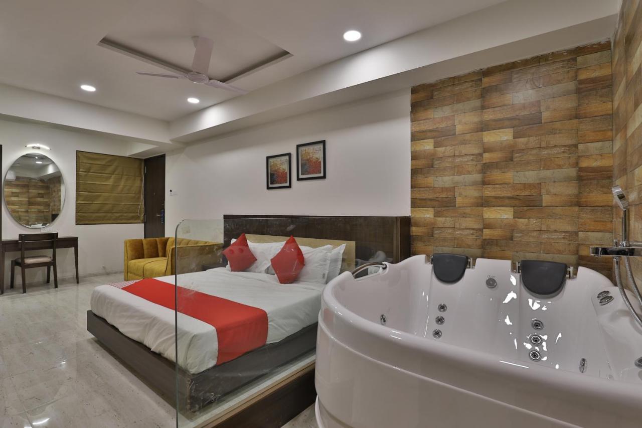 Hotel Privya Rooms And Banquet Surat Exterior photo