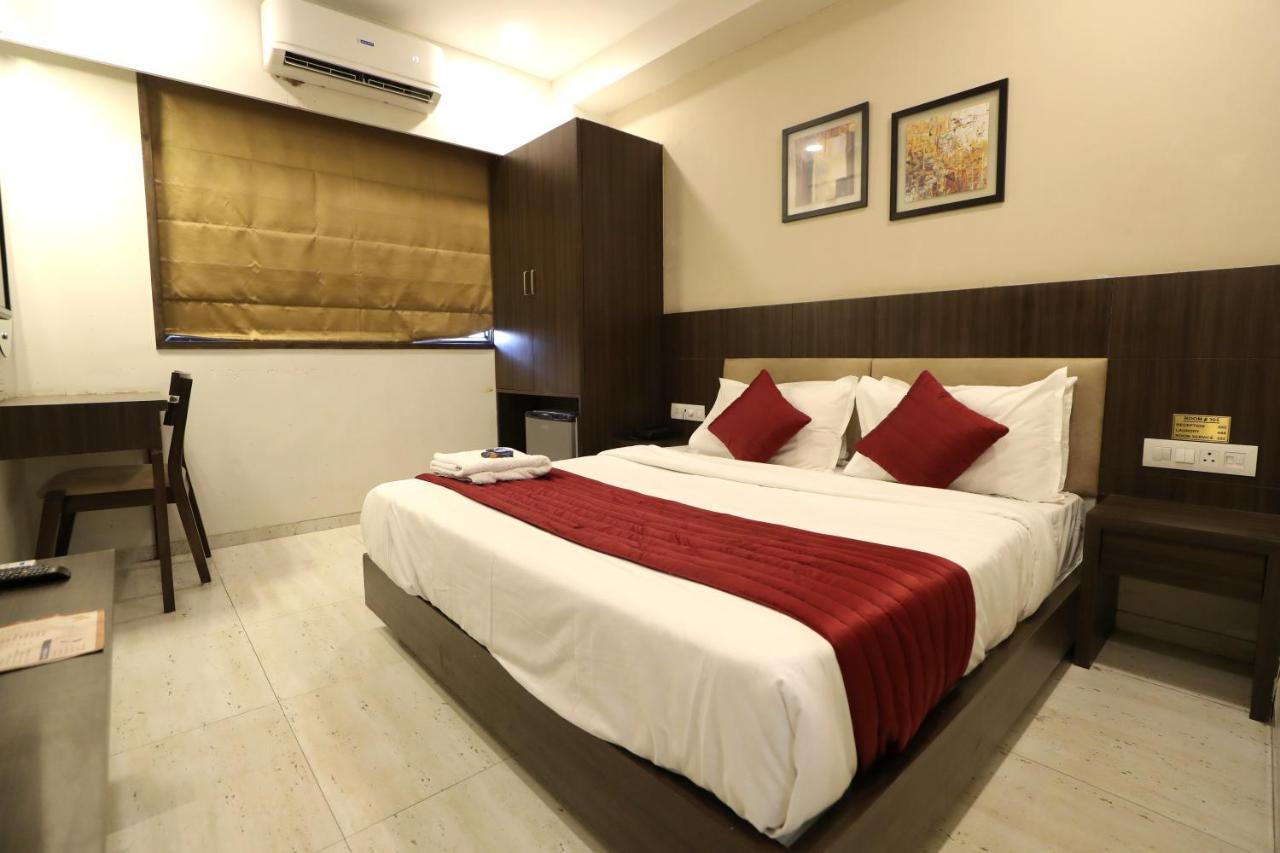 Hotel Privya Rooms And Banquet Surat Exterior photo